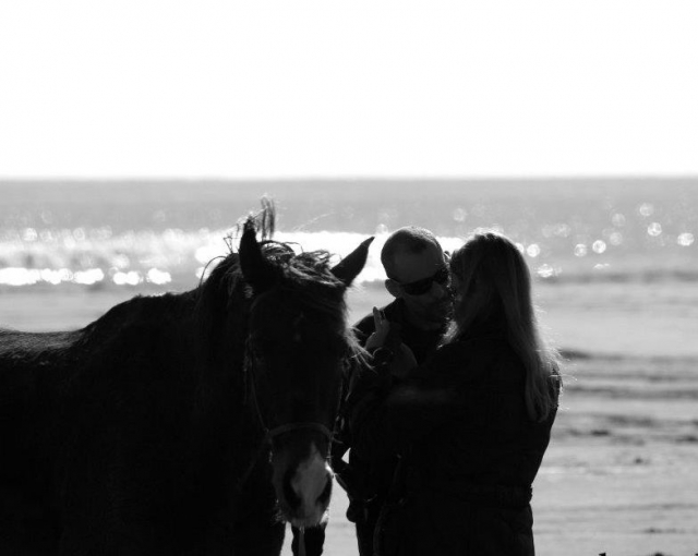 Pareja con el caballo en la playa.jpg